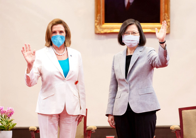 裴娘子最后一舞，蔡英文很配合，妳尽兴便是。中国气得跳脚、锁岛军演，民进党捡到枪，在野党气馁，老百姓则快忘记什么论文门、球场门了！（图／路透社、总统府提供）