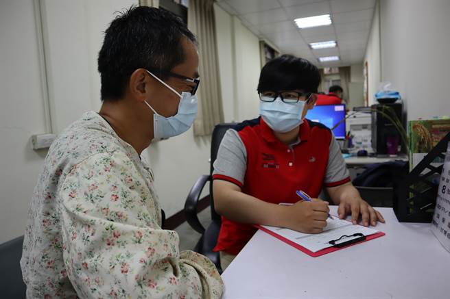 新竹县北埔乡农会邀请植物医师刘蕙如（右）驻诊，协助农民解决栽种农作物的疑难杂症。（邱立雅摄）
