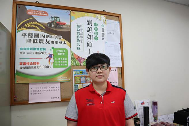 植物医师刘蕙如出身新埔、客语流利，与北埔在地农友沟通无碍。（邱立雅摄）