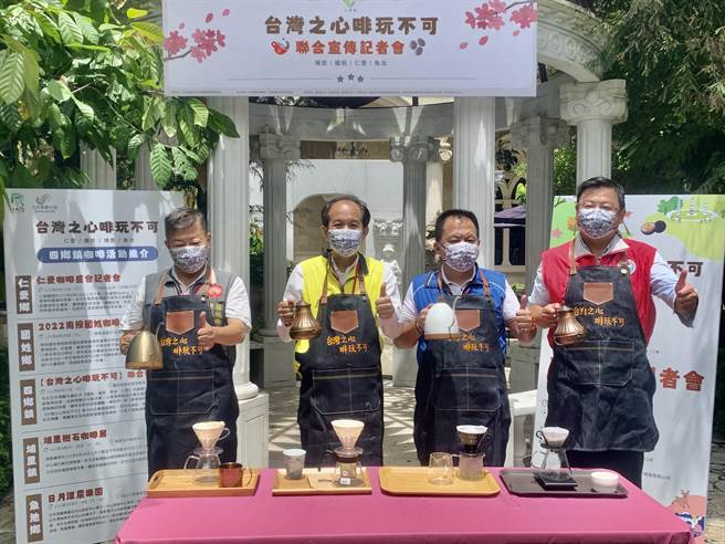 台灣之心4位鄉鎮長，體驗手沖咖啡。（廖志晃攝）