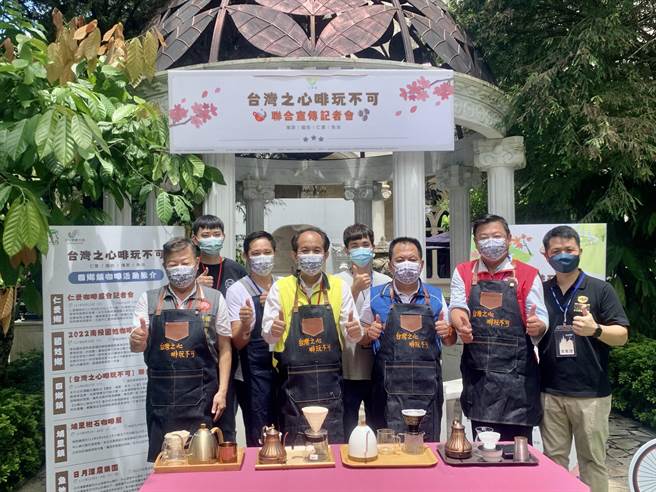 台灣之心4位鄉鎮長和精品咖啡業者，歡迎大家跟著咖啡去旅行。（廖志晃攝）