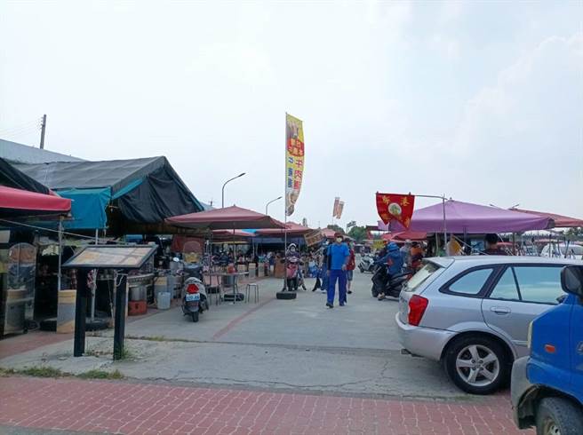 云林县北港牛墟人潮多，北港镇公所持续防疫工作不松懈。（张朝欣摄）