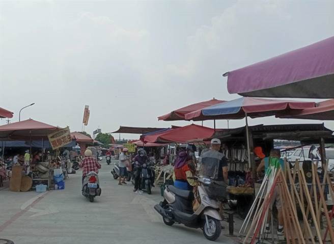 云林县北港牛墟人潮多，北港镇公所持续防疫工作不松懈。（张朝欣摄）