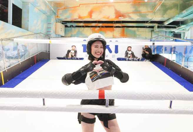 桃园云豹电豹女到桃园A19环球购物中心iSKI滑雪俱乐部开箱体验室内滑雪。（桃园云豹提供）