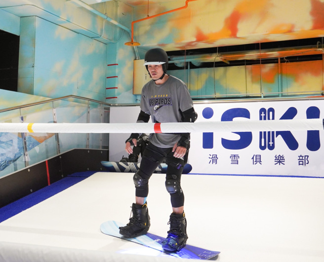 云豹球员刘宏柏体验室内滑雪。（桃园云豹提供）