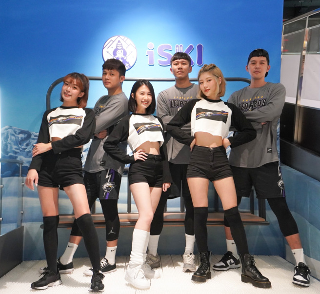 桃园云豹球员卢捷闵（后排左起）、罗振峰、刘宏柏和啦啦队电豹女体验室内滑雪。（桃园云豹提供）