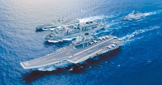 衛星圖像顯示，中共遼寧號(檔案照)、山東號兩艘航母已分別從三亞與青島駛出港口，動向引人注目。（圖／大陸軍網）