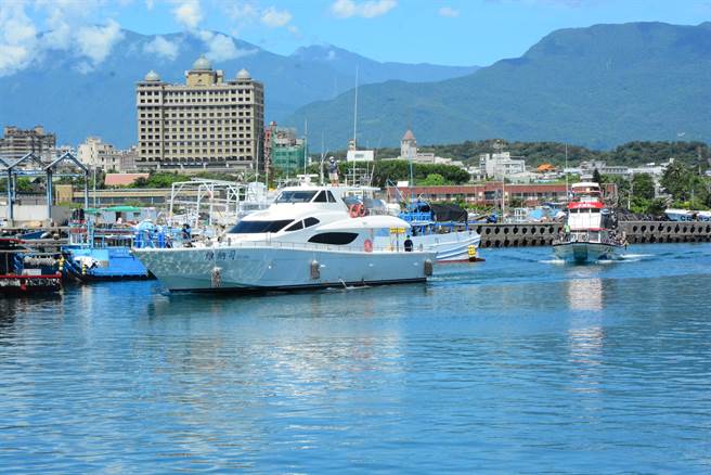 疑受到两岸情势紧张，近日花莲赏鲸人潮明显减少。（王志伟摄）