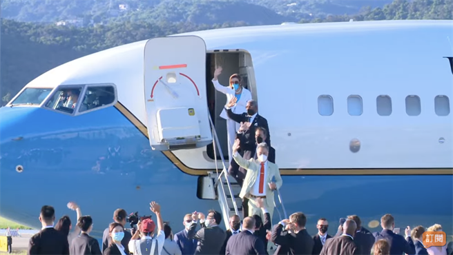 裴洛西結束訪台行程，臨登機前向台灣揮手致意。翻攝直播畫面