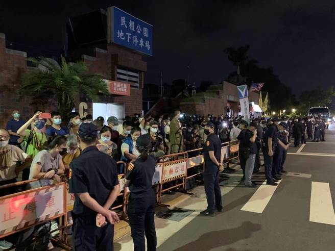 维安警力在松山机场前的人群聚集处戒备。（警方提供）