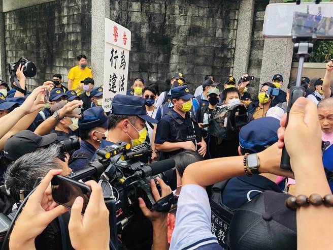 统独两派分别聚集陈抗，但因未申请，警方在场区隔以防制衝突。（警方提供）