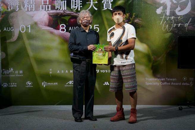 竹梅源莊園的創辦人王源林頒發禮品給參賽咖啡小農。（柯宗緯翻攝）