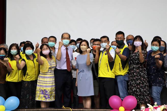 东港高中3日为新任校长侯淑祯（前排中）举办欢迎会，「屏工帮」66人现身祝贺超温馨。（谢佳潾摄）