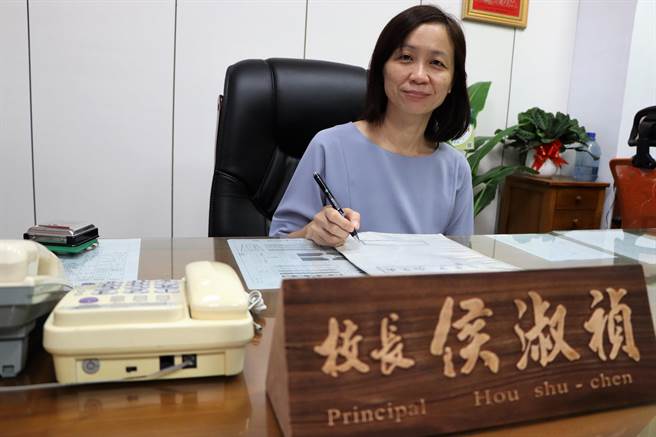 东港高中新任校长侯淑祯是屏工培育的首位女校长，她感谢18年的行政职涯壮大她更上层楼，并加入东港百年老校大家庭。（谢佳潾摄）