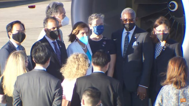 裴洛西上機前，與在場人員一一握手、合影。翻攝直播畫面