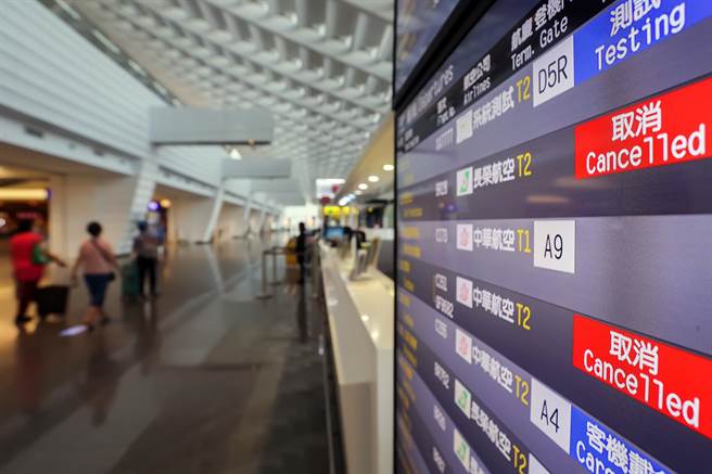 美國眾議院議長裴洛西（Nancy Pelosi）2日晚間抵台訪問，隨後新華社發布公告，中國人民解放軍將在台灣6處海域和空域，舉行實彈射擊，國內多家媒體報導，班機因故取消等消息，但取消航班是原有既定取消的航班，與演習完全無關。圖為桃機飛航資訊表顯示取消航班訊息。（陳麒全攝）