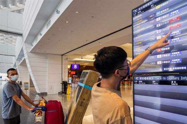 美國眾議院議長裴洛西（Nancy Pelosi）2日晚間抵台訪問，隨後新華社發布公告，中國人民解放軍將在台灣6處海域和空域，舉行實彈射擊，國內多家媒體報導，班機因故取消等消息，但取消航班是原有既定取消的航班，與演習完全無關。圖為桃機飛航資訊表顯示取消航班訊息。（陳麒全攝）