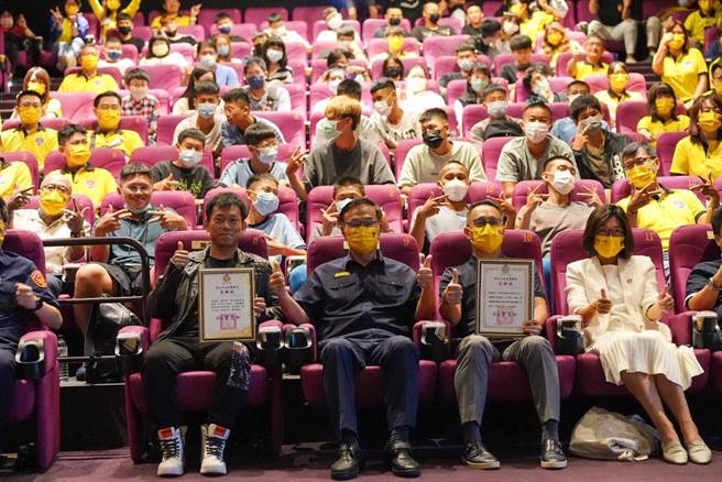 新北市警局邀青少年和顏正国一起看电影「少年吔，安啦！」（新北市警察局提供）