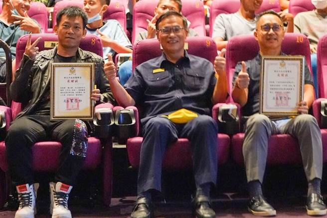 新北市警局邀青少年和顏正国一起看电影「少年吔，安啦！」（新北市警察局提供）