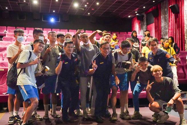 新北市警局邀青少年和顏正国一起看电影「少年吔，安啦！」（新北市警察局提供）