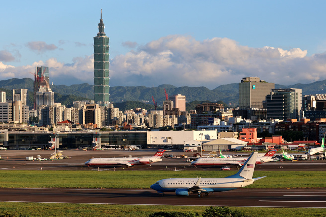 美國眾議院議長裴洛西（Nancy Pelosi）亞洲行訪台之旅結束，3日傍晚5時30分登機，搭乘美軍C-40C行政專機從台北松山機場起飛，前往下一站韓國。（黃世麒攝）