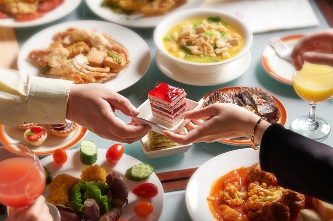 彩虹座通用自助餐券1099元。（台北福华大饭店提供）
