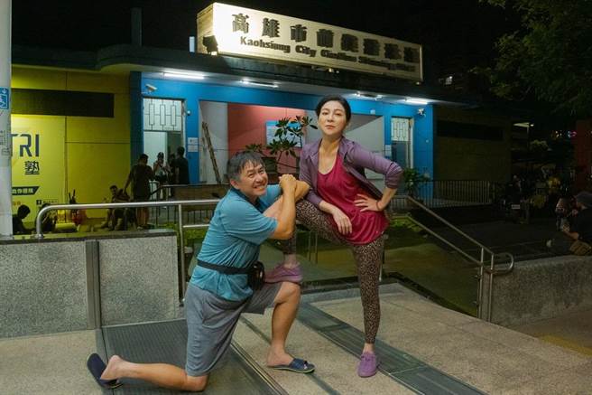 洪都拉斯與王彩樺在《春水奇譚》中對戲，笑果十足。（雄影提供）