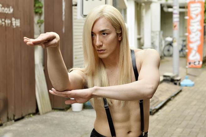 大贯勇辅饰演守护末日和平的末日战士，最后却残念成为最强的无用战士。（采昌提供）