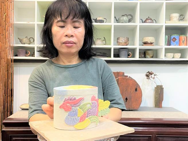 莺歌陶瓷博物搭配「职人疯」主题，加码推出「三莺职人—浴火凤凰茶叶罐」手作课程专场，将在明（4日）开放报名，限额40名，额满截止。（蔡雯如摄）