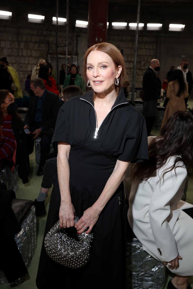 茱莉安摩尔出席BV2022秋冬大秀时，也不忘秀包带货。（BV提供）