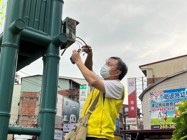 竹山镇公所电子看板被骇客入侵，公所人员到场查看。（竹山镇公所提供／廖志晃南投传真）