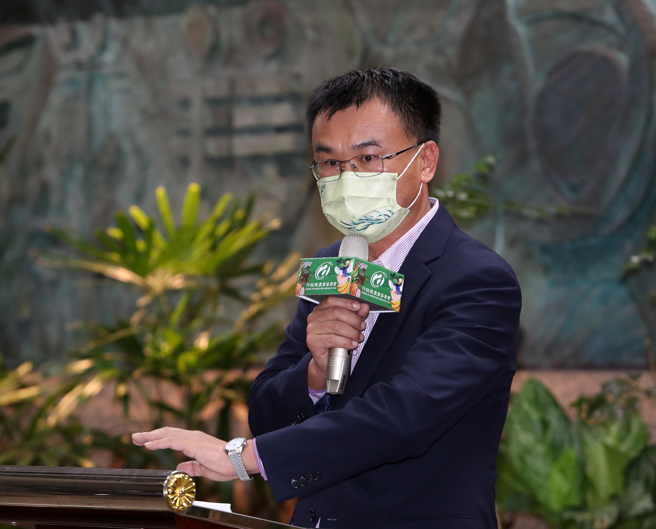 面對大陸再禁柑橘類、白帶魚及竹莢魚輸入，農委會主委陳吉仲（見圖）3日舉行記者會說明，並提出外銷策略、國內行銷、融資貸款及透過WTO爭取我國權益四個手段來因應。（劉宗龍攝）
