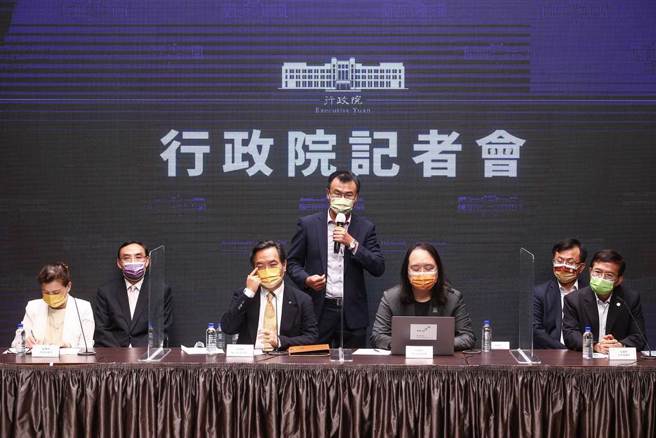 行政院于3日晚间召开「行政院记者会」，政委兼发言人罗秉成（左2）主持，行政院政务委员唐凤（右2）、经济部长王美花（左1）、农委会主委陈吉仲（后排右2)、交通部长王国材（后排右1）、法务部长蔡清祥（后排左1）及国家通讯传播委员会主委陈耀祥（后排左2）等人出席，面临国家接下来的棘手问题，大家脸色沈重。（邓博仁摄）
