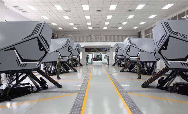 陸軍輪型戰鬥車模訓館內具有多座駕駛模擬器。（姚志平攝）