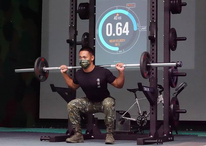 在陸軍「運動科學館」內建置身體組成分析儀、身體機能評估系統等科學儀器，蒐研官兵身體適能及肌力需求，擬定最佳輔訓策略。（姚志平攝）