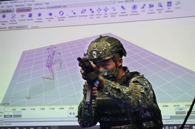 在陸軍「運動科學館」內，透過紅外線攝影機，記錄受測者身上反光球位置，並將其動作量化成數位影像，檢測官兵「射擊瞄準」、「運動射擊」等戰鬥動作的關節角度，進以分析及修正動作技術。（姚志平攝）