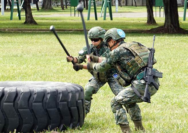 陸軍步兵戰鬥體能訓練中的「棒鈴敲擊」，訓練官兵上、下肌肉協調能力，並強化人員全身爆發力。（姚志平攝）