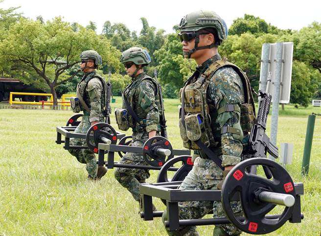陸軍步兵戰鬥體能訓練中的「負重拖曳」，訓練人員下肢推蹬能力，以增強全身無氧動力輸出。（姚志平攝）