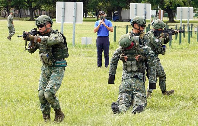  陸軍步兵戰鬥體能訓練中的「負重拖曳」，訓練人員下肢推蹬能力，以增強全身無氧動力輸出。（姚志平攝）