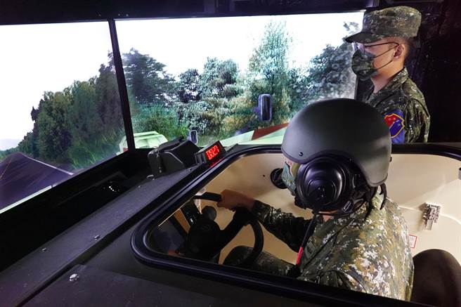 陸軍輪型戰鬥車模訓館內，學員透過駕駛模擬器，快速熟悉車輛操控技巧。（姚志平攝）