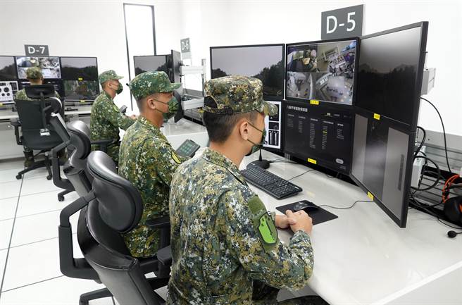 陸軍輪型戰鬥車模訓館內，教官台人員透過即時監控系統，了解學員們在駕駛模擬器內的情形。（姚志平攝）