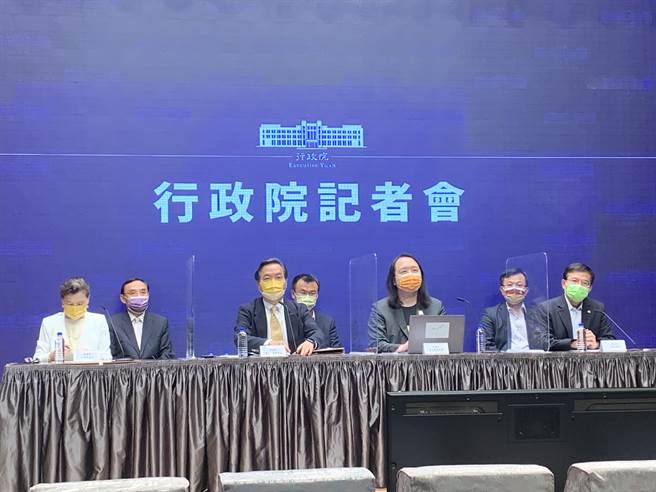 行政院政務委員唐鳳揭露，美國眾議院議長裴洛西訪台當日，網路攻擊流量是過去平常單日最告的23倍。（林縉明攝）