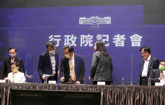 行政院於3日晚間召開「行政院記者會」，政委兼發言人羅秉成（中）主持，行政院政務委員唐鳳（右3）、經濟部長王美花（左2）、農委會主委陳吉仲（左3)、交通部長王國材（右1）、法務部長蔡清祥（左1）及國家通訊傳播委員會主委陳耀祥（右2）等人出席，面臨國家接下來的棘手問題，大家臉色沈重。（鄧博仁攝）

