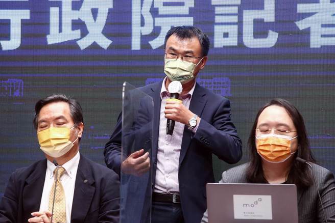 行政院於3日晚間在新聞中心召開「行政院記者會」，政委兼發言人羅秉成（右1）主持，行政院政務委員唐鳳（左）、經濟部長王美花、農委會主委陳吉仲（中）、交通部長王國材、法務部長蔡清祥及國家通訊傳播委員會主委陳耀祥等人出席。面對即日起暫停台灣地區柑橘類水果和冰鮮白帶魚、凍竹莢魚輸入大陸，農委會主委陳吉仲鼓勵民眾多多消費。（鄧博仁攝）
