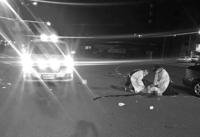 网友在某路口目睹车祸，女子遭撞后倒地、脑浆溢出，他事后发文痛批立即「报警」后，警方在15分钟后才赶到现场，而女子早已没生命迹象。（翻摄自脸书「爆料公社」）