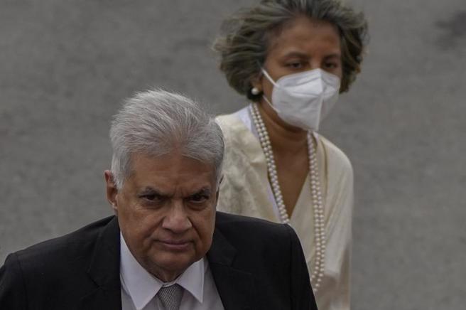 威克瑞米辛赫（前）警告，斯里蘭卡面臨著「極大的危險」。（圖／美聯社）