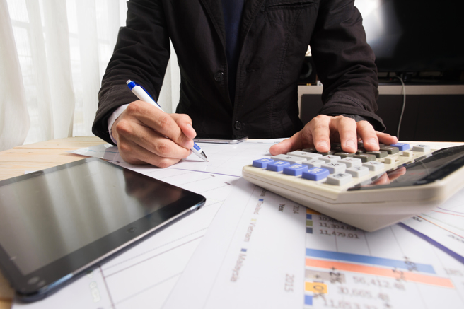 有網友發文請益，想知道有哪些文組工作能夠「固定年薪破百」。（示意圖／shutterstock）