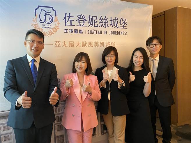 佐登妮絲從SPA跨足觀光業，外型如城堡的亞太最大美容生技園區將於9月開幕，為集團成長注入強大成長動能；圖為經營團隊。(洪凱音攝影)