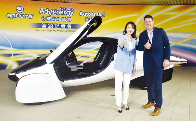 台塑新智能董事長王瑞瑜（左）與美國電動車公司aptera  Motors創辦人Chris Anthony（右）2日進行簽約，台塑新智能將與aptera  Motors合作，開發新一代車用磷酸鋰鐵電池。圖／顏謙隆