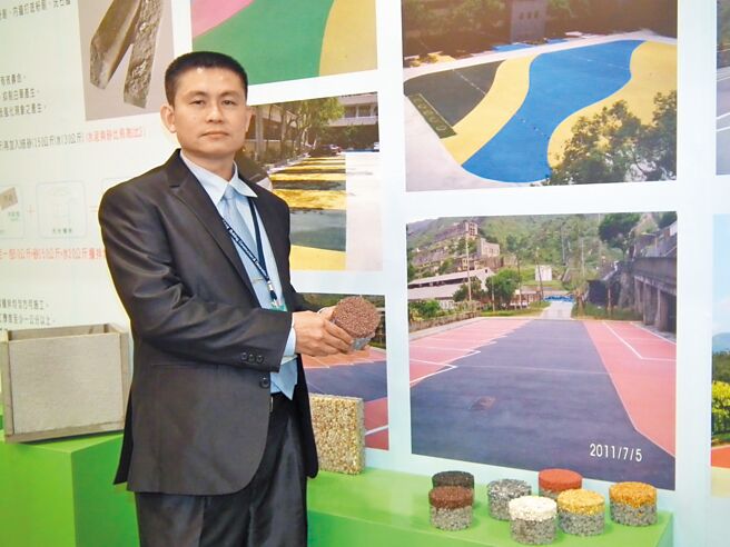 强笙董事长杨敏政表示，「蜂巢状透水混凝土」具有透气、透水和重量轻的特点，减少环境负荷。图／李水莲